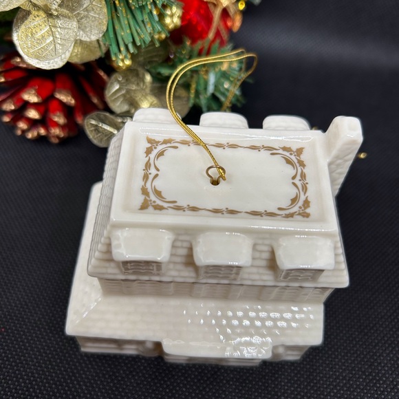 LENOX 1990 CHRISTMAS VILLAGE INN ORNAMENT - Picture 7 of 12